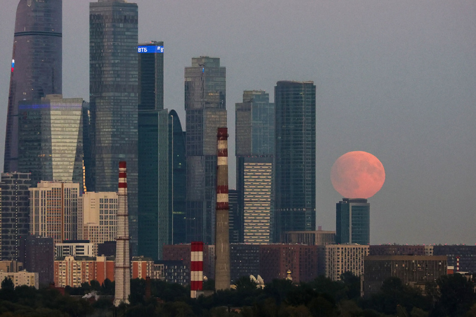 Луна во время затмения в Москве