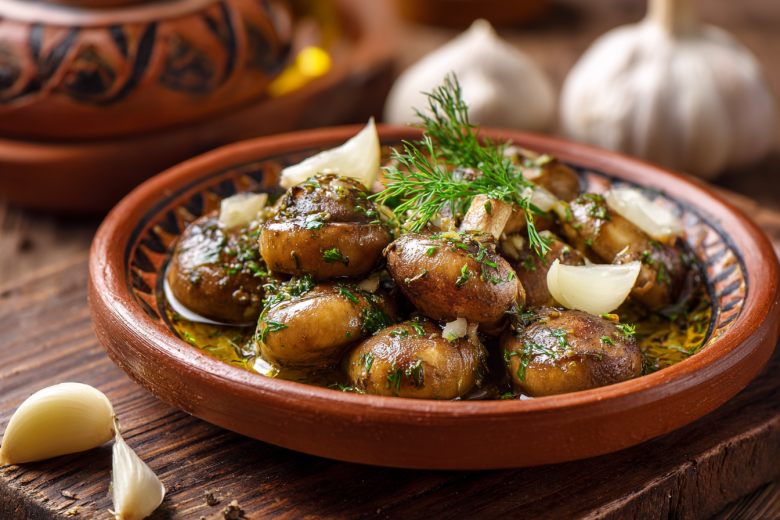 Солю маслята с чесноком и укропом. Исчезают сразу после открытия банок