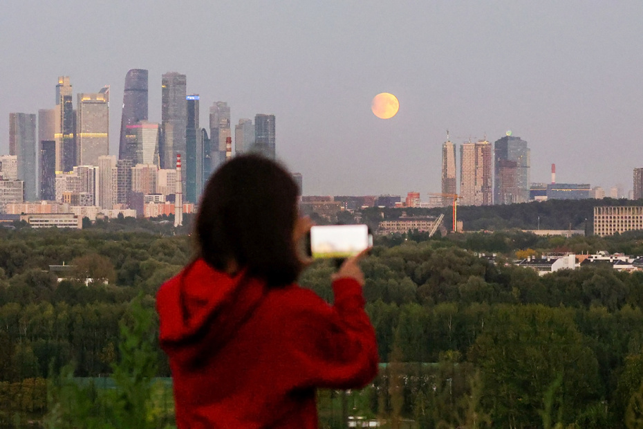 Луна во время затмения в Москве