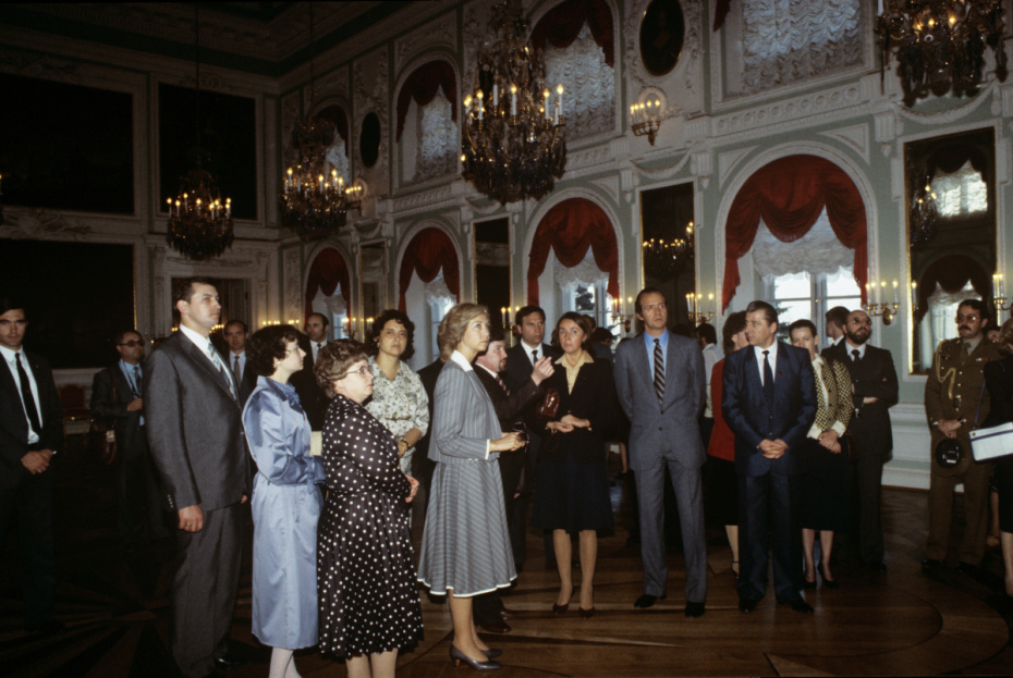 Король Испании Хуан Карлос I и королева София в одном из залов Петродворца, 1984 год