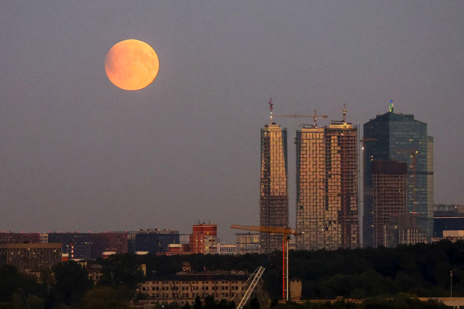 Луна во время затмения в Москве