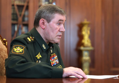 Путин наградил начальника Генштаба РФ орденом Мужества