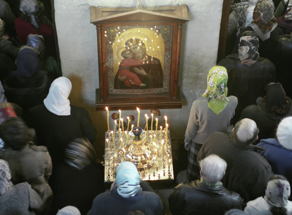 Прихожане церкви Сретенского мужского монастыря у иконы Владимирской Божией Матери