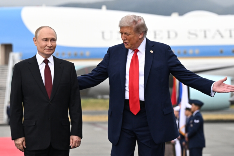 Президент РФ Владимир Путин и президент США Дональд Трамп во время встречи на военной базе Эльмендорф-Ричардсон на Аляске