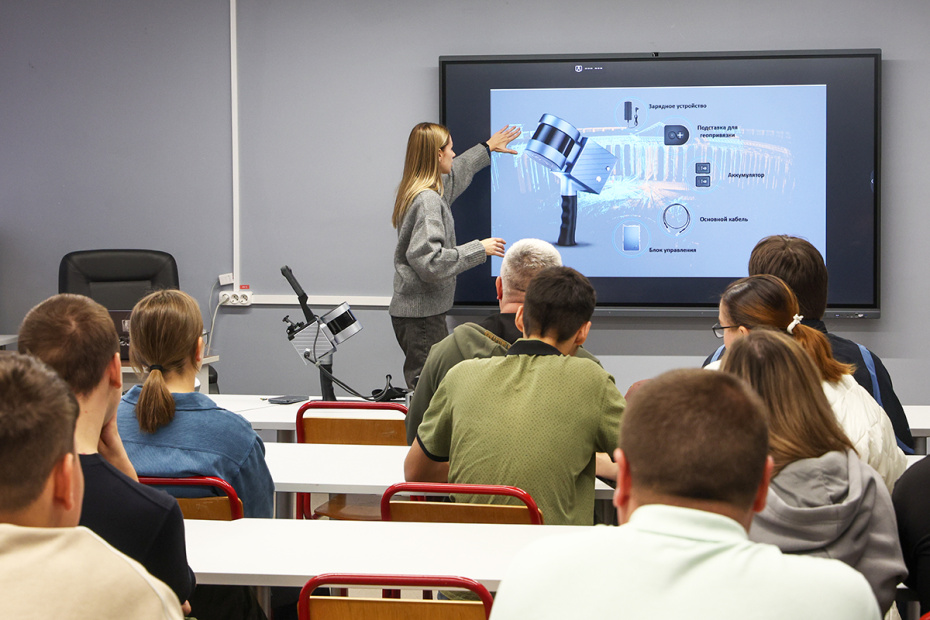 Студенты Московского индустриального колледжа во время практических занятий