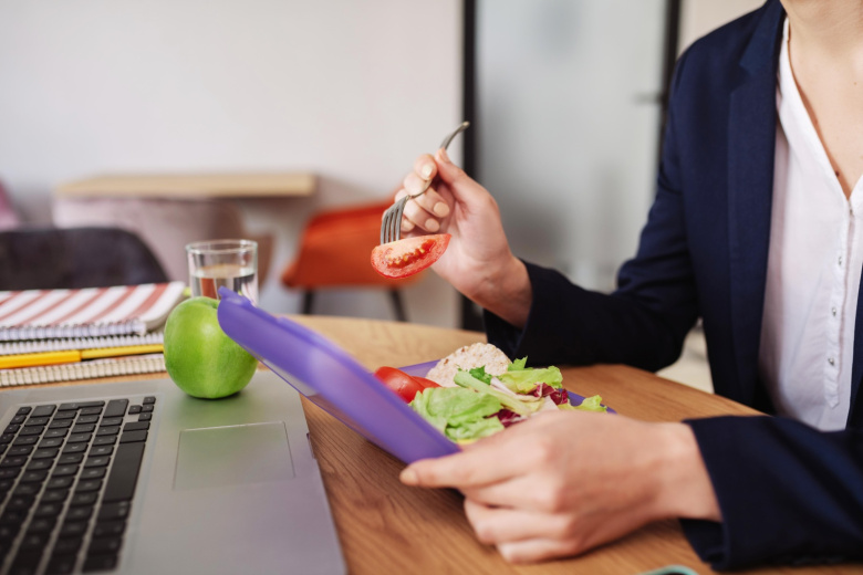 Россиян предупредили о риске увольнения из-за обеда за рабочим столом