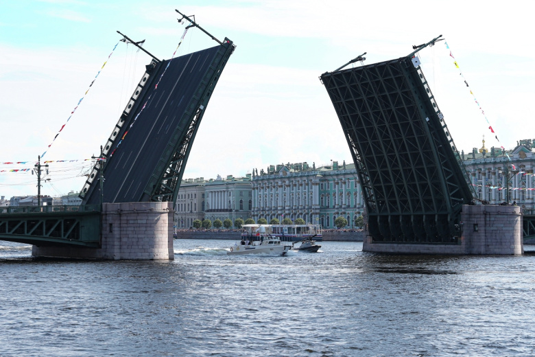 Дворцовый мост в Санкт-Петербурге