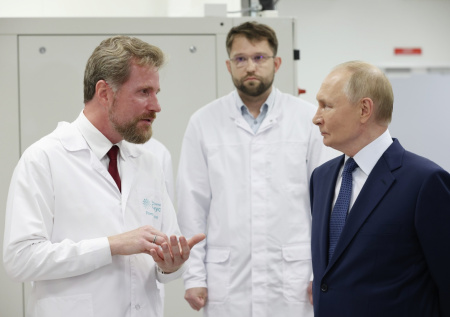 Путин впечатлился технологией, позволяющей гладить кошку на расстоянии