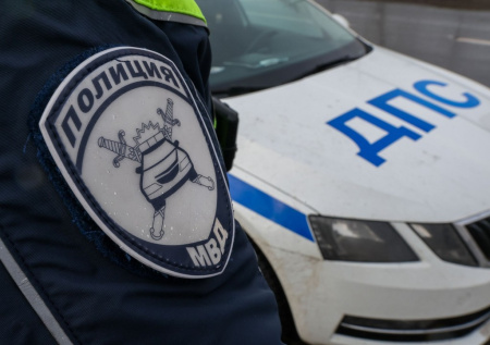 Электричка снесла легковушку на железнодорожном переезде в Ленобласти