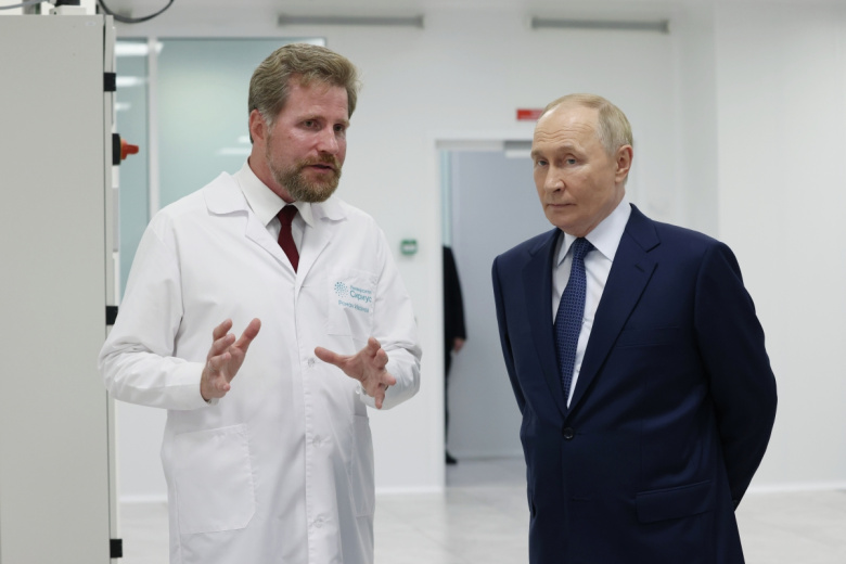 Президент РФ Владимир Путин во время посещения лабораторного комплекса Научно-технологического университета «Сириус»