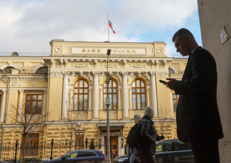 Юрист объяснил, куда жаловаться на банк в случае удержания им денег