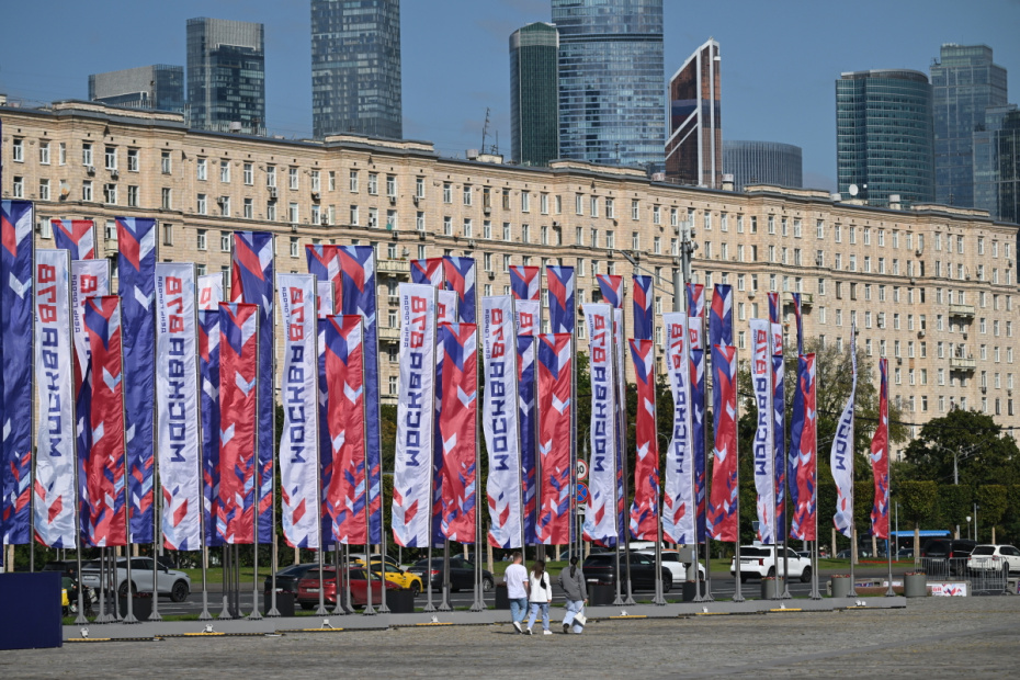 Праздничное украшение на Поклонной горе в Москве ко Дню города. День города Москвы в 2025 году будет отмечаться 13 и 14 сентября