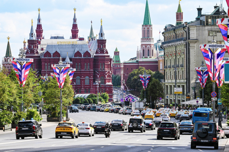 Праздничное украшение на Тверской улице в Москве ко Дню города. День города Москвы в 2025 году будет отмечаться 13 и 14 сентября