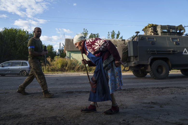 Сумская область. Местная жительница и украинский военнослужащий