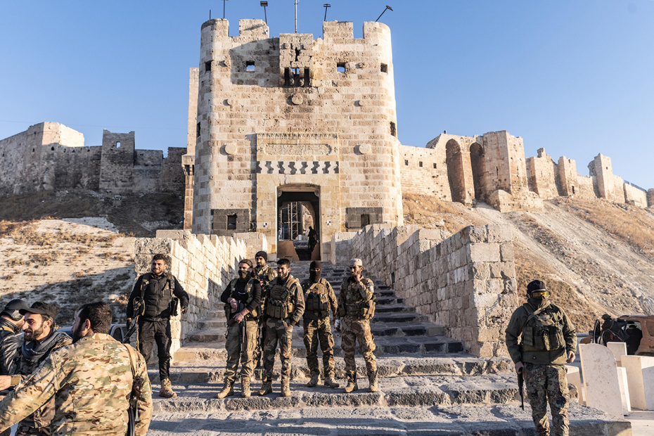 Бойцы сирийской вооруженной оппозиции перед древним замком в захваченном Алеппо, 2024 год