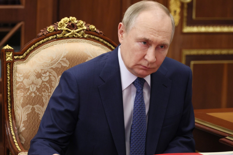 Владимир Путин на встрече с губернатором Смоленской области Василием Анохиным.