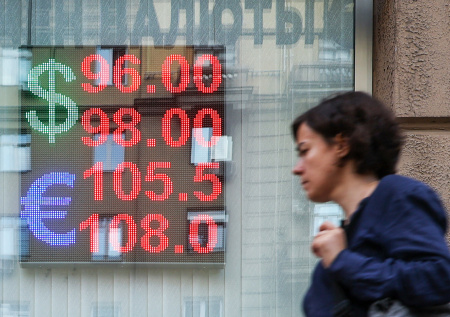 Экономист оценил вероятность доллара по 100 рублей
