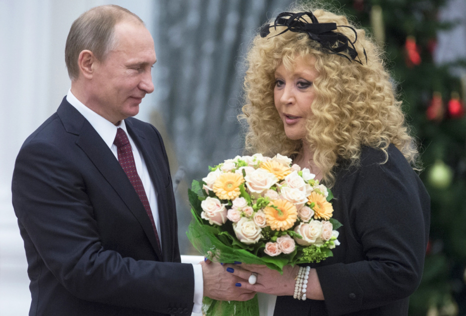Владимир Путин награждает Аллу Пугачеву орденом «За заслуги перед Отечеством» IV степени, 2014 год