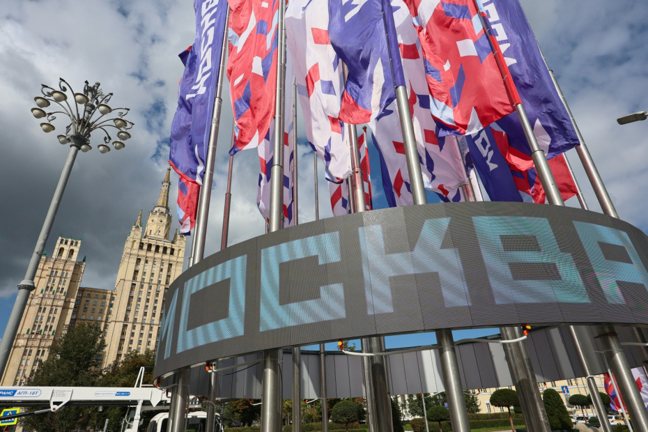 Россия. Москва. Монтаж флаговой конструкции высотой 15 метров