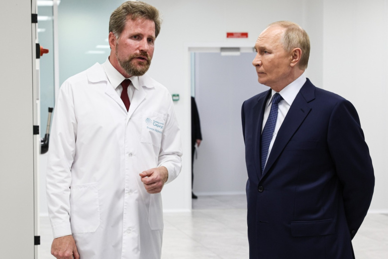 В ходе посещения лабораторного комплекса университета «Сириус». С председателем учёного совета университета Романом Ивановым