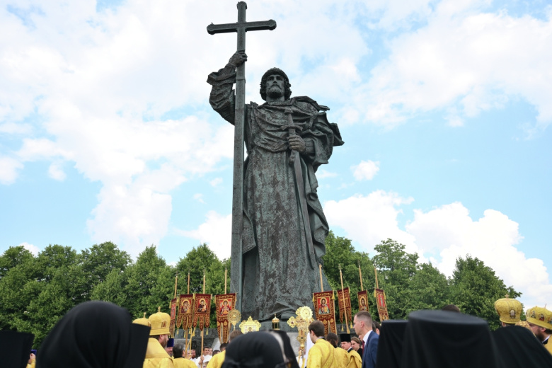 Крестный ход в день церковно-государственного праздника Крещения Руси у памятника святому равноапостольному князю Владимиру в Москве