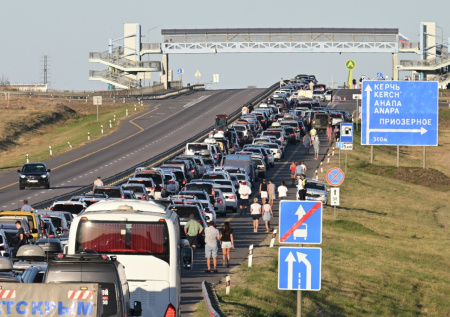 Более 530 машин стоят в очереди перед Крымским мостом