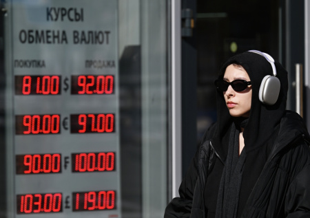 Доллар резко дорожает до 90: что будет с рублем, куда вложить деньги