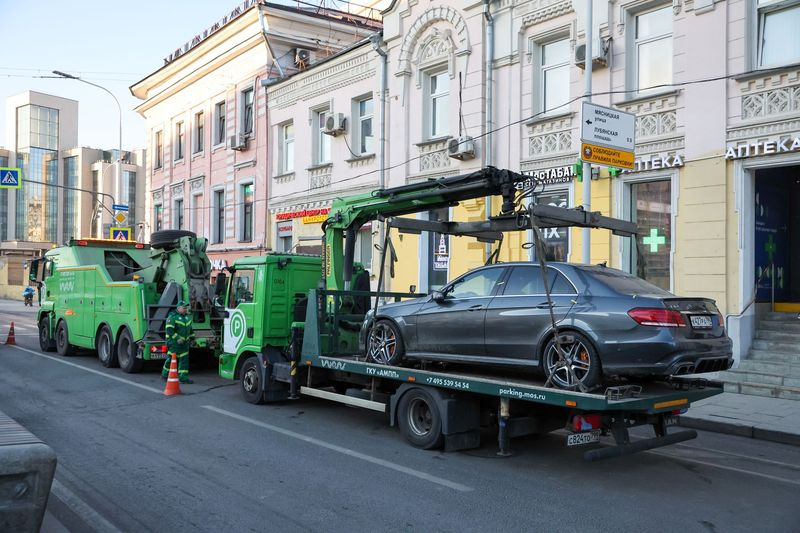 Эвакуация автомобиля с улицы города