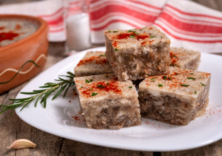 Говяжий холодец не только вкуснейший деликатес, но и целебное блюдо: готовим по простому рецепту