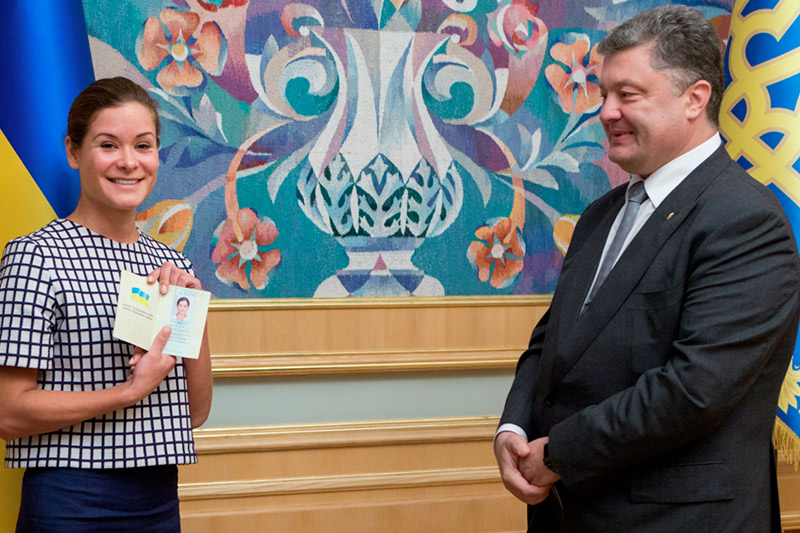 Президент Украины Петр Порошенко вручает украинский паспорт политику Марии Гайдар