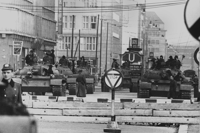 Советские танки, нацеленные на Западный Берлин, сфотографированы на перекрестке улицы Фридриха в Восточном Берлине, ГДР