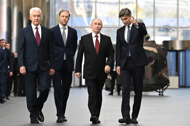 Владимир Путин посещает новый Национальный космический центр в Москве