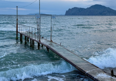 В Алупке мужчина вышел на пирс и исчез в море
