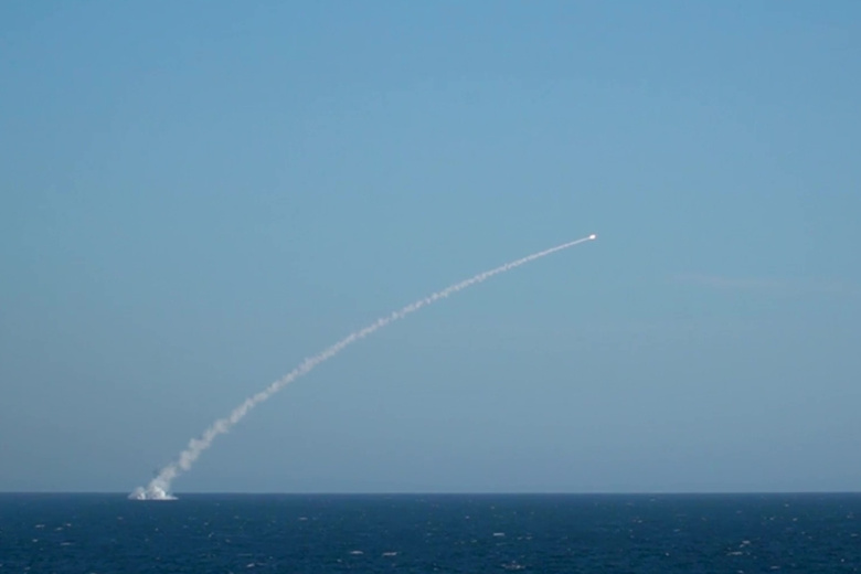 Экипаж атомного подводного ракетного крейсера «Архангельск» проводит практическую стрельбу крылатой ракетой «Калибр» по морской цели в Баренцевом море в рамках совместных стратегических учений «Запад-2025»