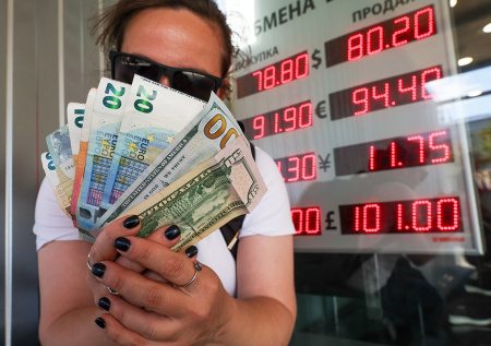 Курс рубля в России неожиданно укрепился