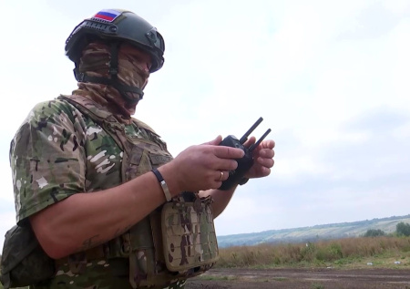Боец СВО пожаловался депутату на концерт блогера-трансгендера