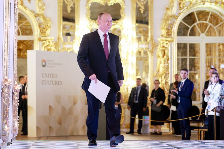 Президент РФ Владимир Путин во время пленарного заседания XI Санкт-Петербургского международного форума объединенных культур