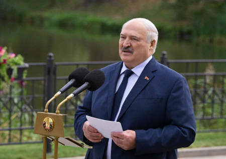 «Перерастает в агрессивную»: Лукашенко осудил текущую политику Запада