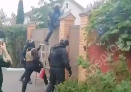 Появилось видео штурма особняка генерала Панова, где нашли 21 млн рублей