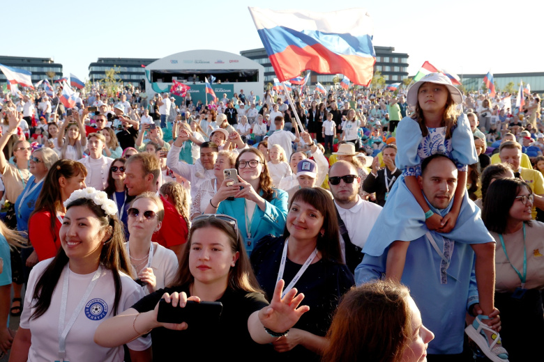 Зрители на концерте во время финала всероссийского конкурса «Это у нас семейное» на территории мастерской управления «Сенеж»