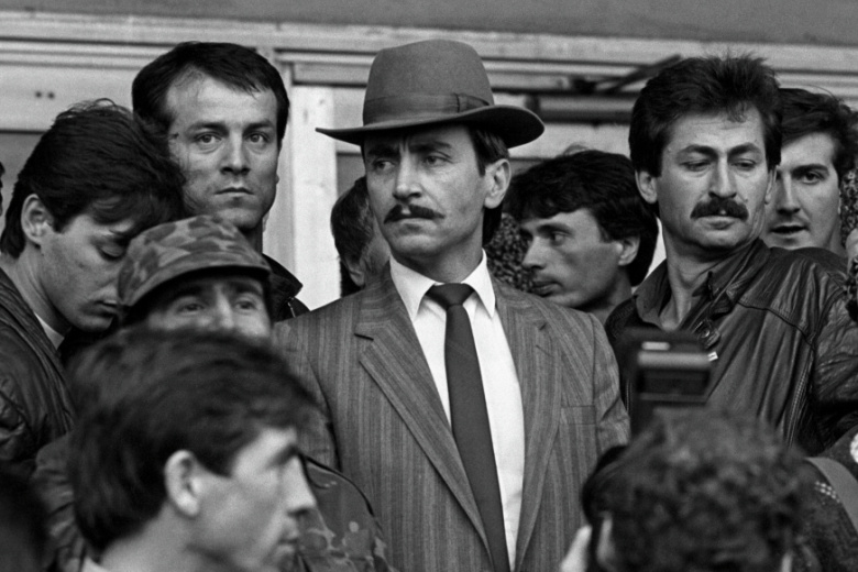 Президентские выборы 1991 года в Чечено-Ингушской АССР, победу в которых одержал Джохар Дудаев (в центре)