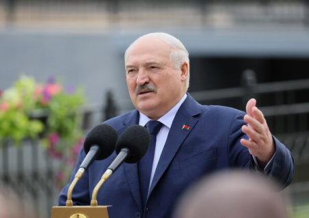 «На тракторах»: Лукашенко ответил на минирование польской границы