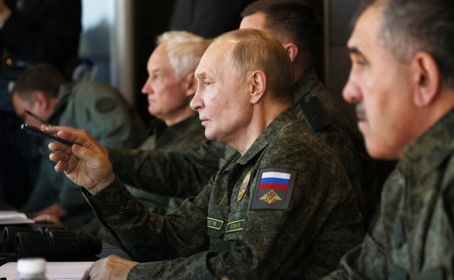 Владимир Путин наблюдает из командного пункта за действиями войск на совместных стратегических учениях России и Белоруссии «Запад-2025» в Нижегородской области