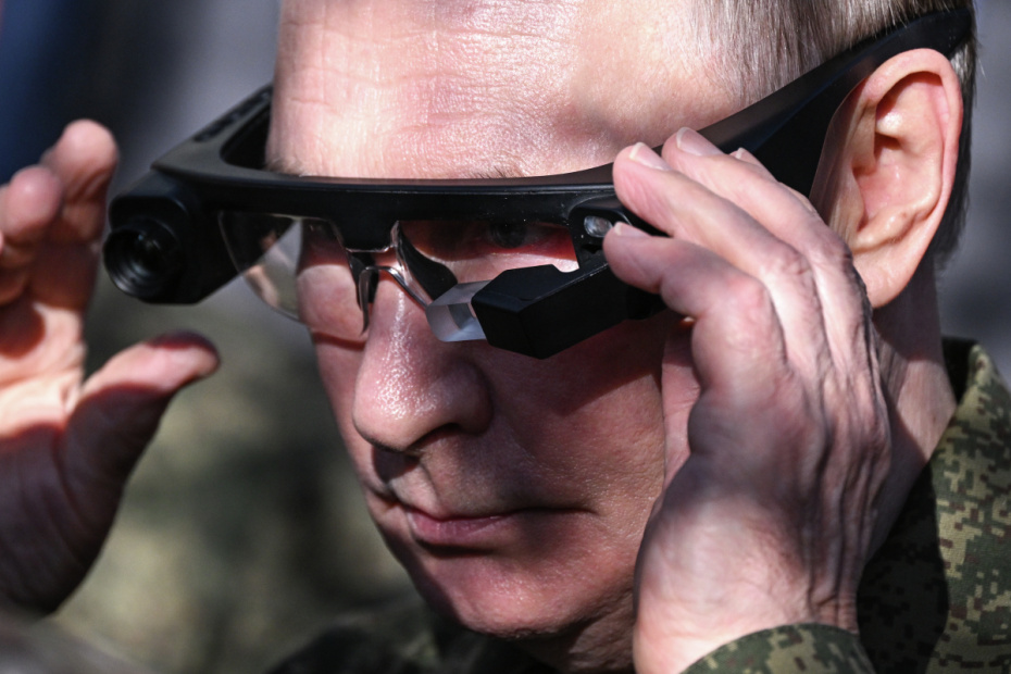 Владимир Путин примеряет тепловизионные очки «Стрекоза» во время осмотра вооружения, военной и специальной техники в Нижегородской области. Очки оборудованы электрическим зумом, позволяют видеть на дальность до одного километра