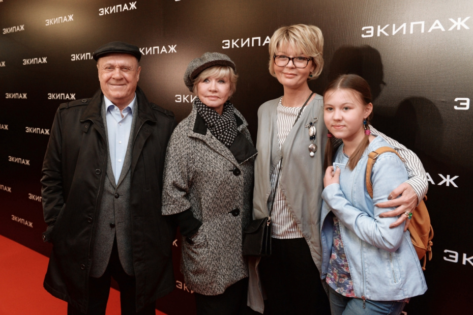 Владимир Меньшов, Вера Алентова, Юлия Меньшова с дочерью Таисией (слева направо) на премьере фильма «Экипаж» в Москве