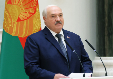 «Должны уметь все»: Лукашенко призвал военных брать пример с россиян