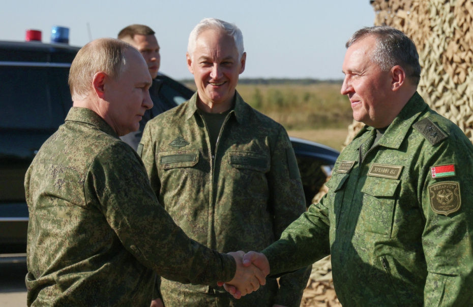 Владимир Путин, министр обороны РФ Андрей Белоусов и министр обороны Республики Беларусь Виктор Хренин на полигоне в Нижегородской области, где проходят совместные стратегические учения России и Белоруссии «Запад-2025»