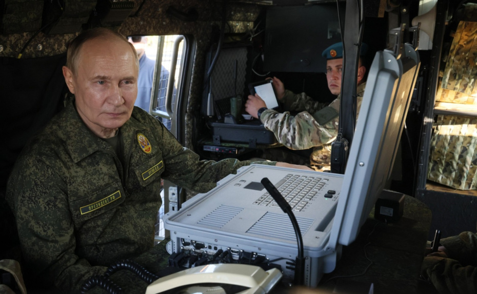 Владимир Путин осматривает военную технику на полигоне в Нижегородской области, где проходят совместные стратегические учения России и Белоруссии «Запад-2025»
