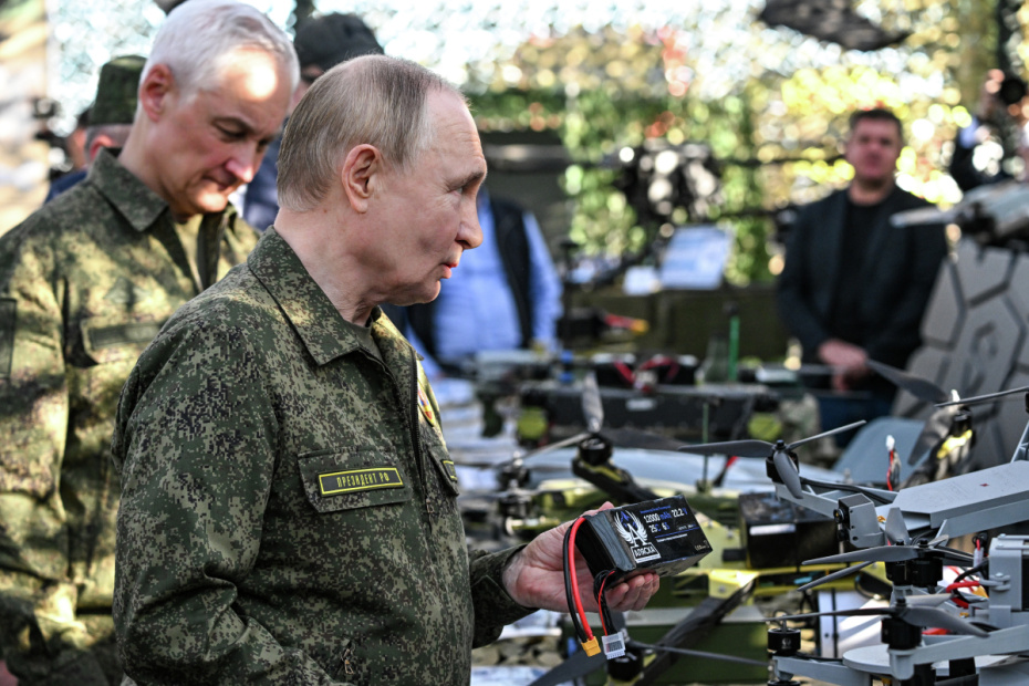 Владимир Путин осматривает вооружение, военную и специальную технику в ходе рабочей поездки в Нижегородскую область