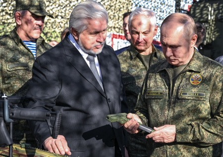 Появилось видео с Путиным в камуфляже и с пистолетом на учениях «Запад»